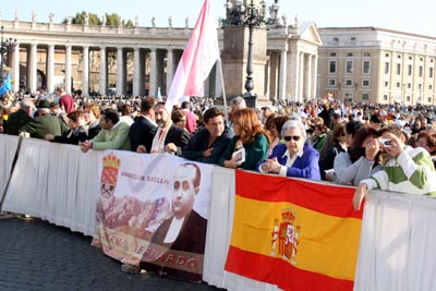 Citt del Vaticano - 28 ottobre 2007 - Fedeli durante la solenne beatificazione dei 498 martiri spagnoli del secolo XX, tra i quali 63 membri della Famiglia Salesiana. 
