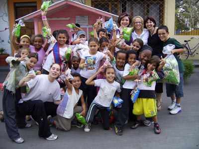 Itaja, Brasile  11 ottobre 2007  Alcuni bambini e collaboratori dellopera salesiana Parque Dom Bosco in occasione della Giornata dellinfanzia.
