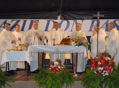 Sesto San Giovanni, Italia - 30 ottobre 2007 - il Rettor Maggiore dei Salesiani, Don Pascual Chvez durante l`Eucaristia in occasione dell`inaugurazione del nuovo edificio destinato alla scuola secondaria di Primo Grado Ercole Marelli.