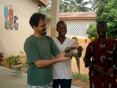 Gbodjome - Lomé, Togo - gennaio 2004 - Don Faustino García, direttore del noviziato Beato Filippo Rinaldi, mostra ai suoi novizi un pitone catturato nel pollaio.