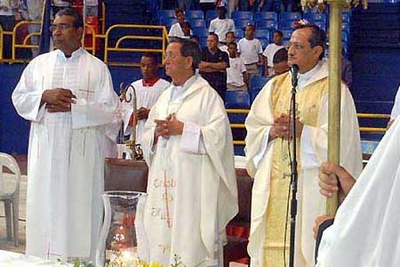 Santo Domingo, Repubblica Dominicana  27 gennaio 2004  Il Rettor Maggiore don Pascual Chvez presiede leucaristia celebrata con i giovani delle opere salesiane della Repubblica Dominicana.