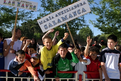 Arvalo  Avila, Spagna  5 giugno 2004  Alcuni giovani tifosi assistono ad una partita di calcio tra collegi salesiani in occasione del XIV Incontro Sportivo Salesiano dellispettoria di Madrid.
