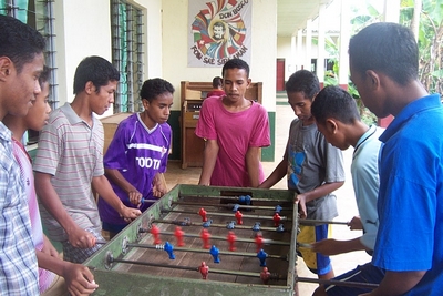 Fatumaca, Timor Est - 6 agosto 2004 - Ragazzi del Don Bosco Fatumaca giocano a `calcio balilla`.