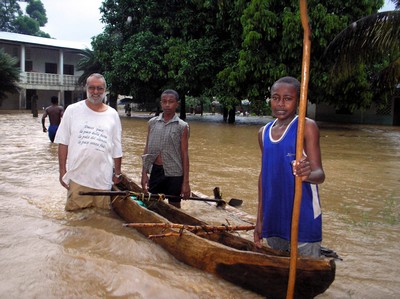 Bemaneviky, Madagascar  marzo 2007  Con le "cocque", imbarcazioni costruite con il tronco degli alberi da cocco, sono state salvate diverse persone in pericolo di vita.