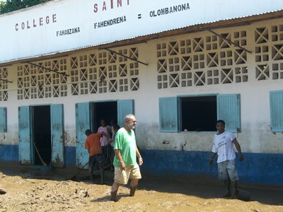 Bemaneviky, Madagascar  marzo 2007  La pulizia della scuola dagli oltre 40 centimetri di fango.