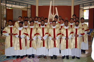 Bangalore, India  19 marzo 2007 - 22 diaconi provenienti da varie ispettorie dellIndia sono stati ordinati sacerdoti da mons. Bernard Moras, arcivescovo di Bangalore, alla presenza di alcuni ispettori e il Rettore dellUniversit Kristu Jyoti.
