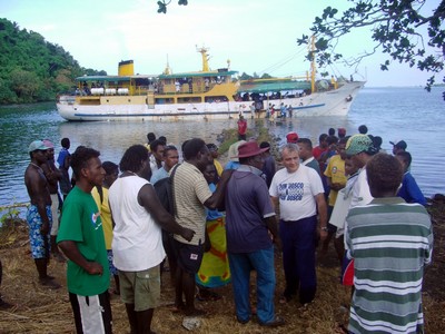 Isola di Simbo  aprile 2007  Larrivo della spedizione di soccorso per le Isole di Simbo e di Gizo colpite dal terremoto e dallo tsunami del 2 aprile scorso. La missione  stata organizzata, grazie al contributo della Don Bosco Network.
