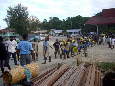 Isola di Gizo  aprile 2007  La lunga catena per lo scarico degli aiuti umanitari.
