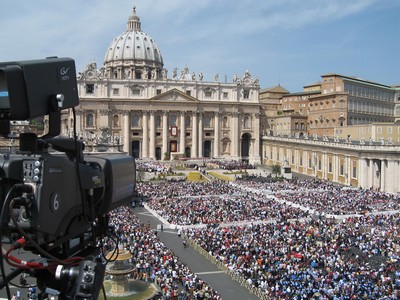 Città del Vaticano – 15 aprile 2007 – La telecamera di Missioni Don Bosco – Media Centre, in collaborazione con il Centro Televisivo Vaticano, durante la realizzazione della produzione in “Alta Definizione” della Santa Messa da Piazza San Pietro.