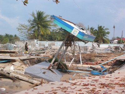 Surat Thani, Thailandia - 3 gennaio 2005  La distruzione provocata dallo Tsunami nella zona costiera al Nord di Phuket, zona turistica appartenente allarea della diocesi del vescovo salesiano Mons. Joseph Prathan.