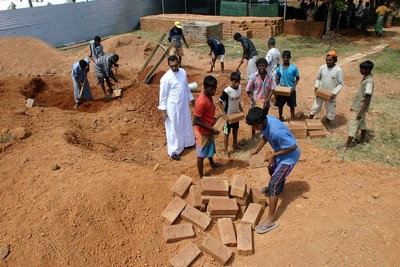 Negombo, Sri Lanka - 20 gennaio 2005  La fabbricazione di mattoni realizzata al Centro Don Bosco per la costruzione di nuove case a favore delle popolazioni colpite dallo Tsunami.