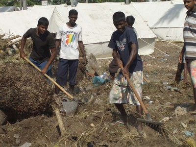 Negombo, Sri Lanka - 14 gennaio 2005 - Giovani lavorano alla costruzione di servizi per il Campo Don Bosco.