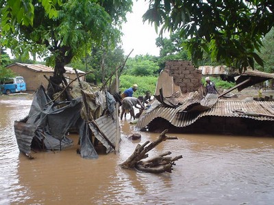 Dondo, Angola  11 marzo 2005  I danni ingenti provocati dalle grandi inondazioni che si sono susseguite a Dondo. La ONG salesiana, Joven del Tercer Mundo ha lanciato un appello internazionale per fronteggiare la situazione di emergenza.