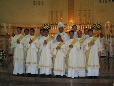 Paranaque-Manila, Filippine - 19 marzo 2005 - Il vescovo salesiano mons. Precioso Cantillas e il Consigliere regionale Asia Est-Oceania, don Vaclav Klement, al termine dell`ordinazione di 7 diaconi celebrata al tempio di Maria Ausiliatrice.