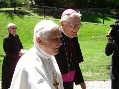 Les Combes, Italia - 11 luglio 2005 -  Papa Benedetto XVI ospite del “Villaggio Alpino Giovanni Paolo II”, casa di vacanze salesiana dove il Pontefice, a trascorrso un periodo di riposo.