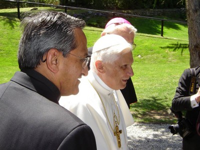 Les Combes, Italia - 11 luglio 2005 - Papa Benedetto XVI ospite del “Villaggio Alpino Giovanni Paolo II”, casa di vacanze salesiana dove il Pontefice, a trascorrso un periodo di riposo. Con lui nella foto il Rettor Maggiore don Pascual Chávez.