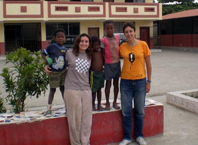 Ecuador – gennaio 2008 – Isabel Sabater, della delegazione di Valencia, Spagna, e Esther Martín, responsabile dell’America Latina, dell’Organizzazione non Governativa “Jóvenes del Tercer Mundo”, insieme ad alcuni bambini in Ecuador.