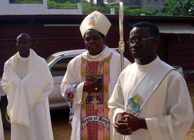 Yaound, Camerun  5 gennaio 2008 - Mons. Christophe Zoa, vescovo ausiliare di Yaound, e don Eleuterio Vita Role, giovane salesiano, da lui ordinato diacono. 
