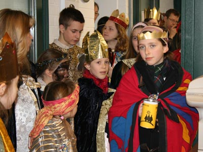 Bonn, Germania - 6 gennaio 2008 - La Visita dei Magi nel giorno dellEpifania. La tradizionale iniziativa dei ragazzi che girando di casa in casa hanno cantato, pregato e contrassegnato le porte con le iniziali dei Magi.