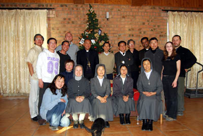 Ulanbaatar, Mongolia  26 dicembre 2007  I salesiani della Mongolia insieme alle FMA e ai volontari provenienti dalla Corea e dalla Polonia durante lincontro natalizio con mons. Wenceslaus Padilla, Prefetto Apostolico di Ulanbaatar. 
