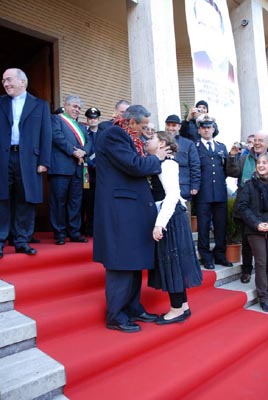 Soverato, Italia - 13 gennaio 2008 - Don Pascual Chvez, saluta una giovane durante la seconda giornata della sua visita a Soverato.