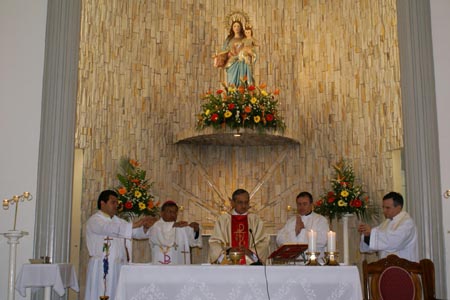 San Jos, Costa Rica - 28 gennaio 2008 - Don Pascual Chvez, Rettor Maggiore dei salesiani, presiede l`Eucaristia.