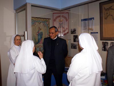 San Jos, Costa Rica - 28 gennaio 2008 - Don Pascual Chvez, Rettor Maggior dei Salesiani, insieme ad alcune suore.
