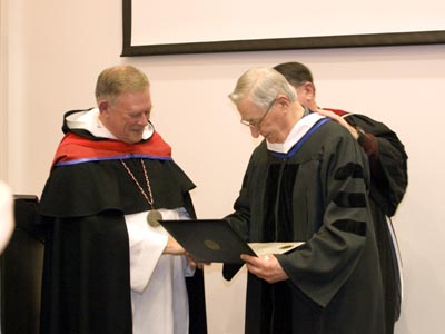 Berkeley, Stati Uniti - 25 gennaio 2008 - Le autorit accademiche della Dominican School of Philosophy and Theology hanno conferito al salesiano don Arthur J. Lenti, il Dottorato Honoris causa.