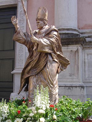 Torino, Italia - febbraio 2008 - Scultura in bronzo, opera dello scultore Fiorenzo Bacci, raffigurante il Servo di Dio Giovanni Paolo II.