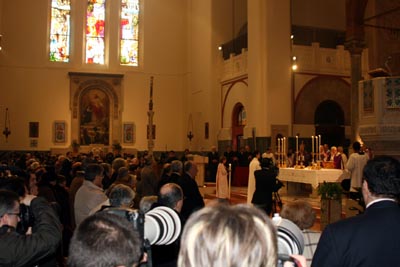 Roma, Italia - 24 febbraio 2008 - I fedeli che partecipano alla Santa Messa presieduta da Papa Benedetto XVI presso la parrocchia salesiana di “Santa Maria Liberatrice”.
