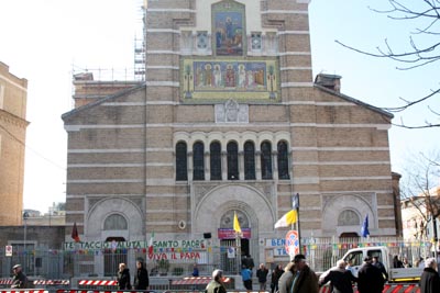 Roma, Italia - 24 febbraio 2008 - La parrocchia salesiana di “Santa Maria Liberatrice” nel quartiere romano del Testaccio, in occasione della visita di Papa Benedetto XVI.
