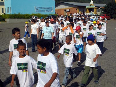 Itaja, Brasile  31 maggio 2006  800 alunni del Parque Dom Bosco alla manifestazione sportiva Dia do Desafio.