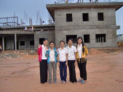 Sihanouk Ville, Cambogia – giugno 2006 – Studentesse del Don Bosco Technical School davanti alla scuola alberghiera in costruzione che si prevede verrà inaugurata il 31 gennaio 2007.
