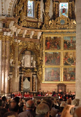 Valencia, Spagna – 8 luglio 2006 – Benedetto XVI in preghiera nella Cattedrale di Valencia.