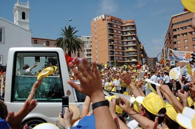 Valencia, Spagna – 9 luglio 2006 – Benedetto XVI sulla “Papamobile” viene accolto tra l’entusiasmo dei fedeli.
