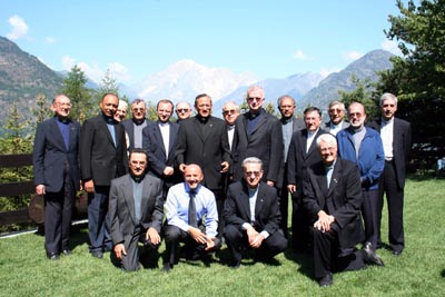 Les Combes, Italia – 11 luglio 2006 – Don Pascual Chávez, Rettor Maggiore dei Salesiani, il Consiglio Generale e alcuni confratelli ICP, in attesa dell’arrivo di Benedetto XVI.