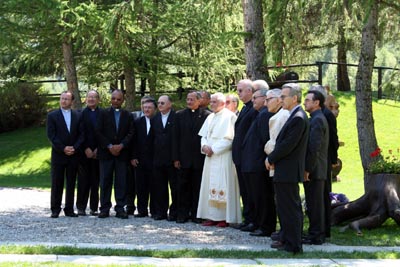 Les Combes, Italia – 11 luglio 2006 – Benedetto XVI in una foto di gruppo.