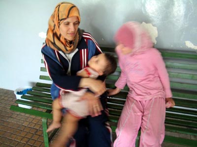 Jbeil, Libano  luglio 2006  Una mamma con i suoi bambini, rifugiati presso il centro daccoglienza allestito nella scuola di Jbeil.