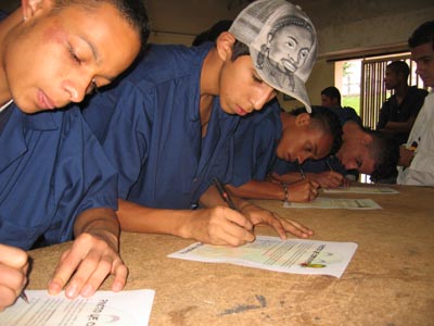 Medelln, Colombia  25 aprile 2008 - Giovani dell`opera salesiana Ciudad Don Bosco durante la Settimana della Convivenza Pacifica.