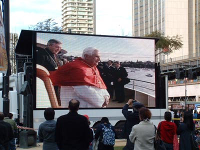 Sydney, Australia  17 luglio 2008  Papa Benedetto XVI al suo arrivo nella baia di Sydney accolto da una moltitudine di giovani per dare inizio alla XXIII Giornata Mondiale della Giovent.