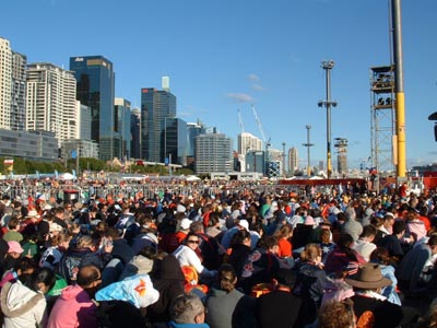 Sydney, Australia  18 luglio 2008  Le migliaia di giovani pellegrini assistono alla Via Crucis le cui meditazioni sono state accompagnate da azioni teatrali.
