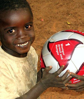 Bambino con il pallone della campagna Calcio per bambini di strada promossa dalla ONG Jugend Eine Welt.