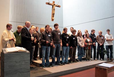 13 giugno 2008 - Giovani volontari ricevono il mandato missionario prima di partire per Africa, Asia e America Latina.