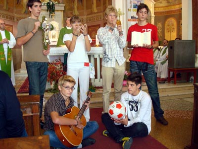 ottobre 2008 – Giovani del Movimento Giovanile Salesiano della Croazia durante l`Eucaristia.