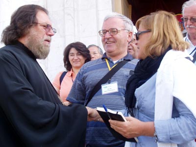 agosto 2008 - XIX Settimana di Educazione alla Mondialità. Don Francesco Motto (al centro) e sacerdote ortodosso guida il gruppo alla visita alla cattedrale di Belgrado.