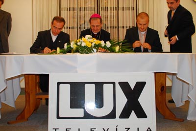 15 settembre 2008 - Firma per accordo collaborazione Conferenza Episcopale slovacca, Salesiani e Lux communication per la gestione di TV LUX, prima emittente televisiva cattolica in Slovacchia.