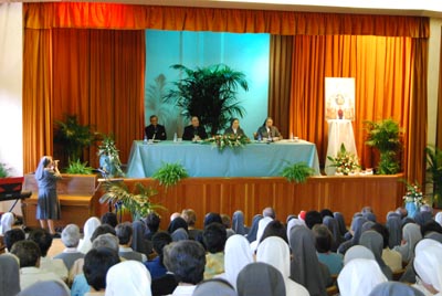 18 settembre 2008 - Apertura ufficiale del XXII Capitolo Generale delle Figlie di Maria Ausiliatrice. Da sinistra: don Chvez, mons. Gardin, madre Colombo e sr Cavagli