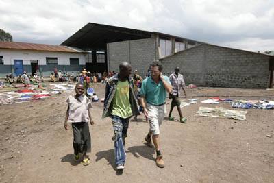 4 novembre 2008 - Don Mario Perez con gli sfollati nel centro Don Bosco Ngangi.