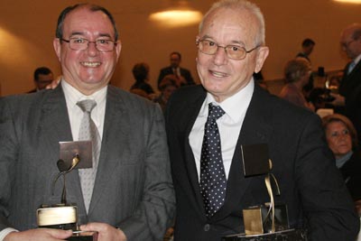 15 novembre 2008 - Jos Flores e Manuel Snchez con il riconoscimento per gli oltre 40 anni come docenti.
