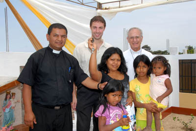 16 gennaio 2009 - Don Vicente Santilli (a destra), Ispettore del Per (PER), e famiglia terremotata che mostra le chiavi della nuova abitazione realizzata dai salesiani del Per attraverso la Fondazione Don Bosco. 
